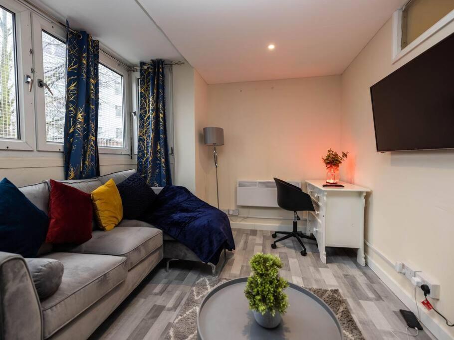 1 Bedroom-Sofabed-Worktable-4-Wifi-Parking London Bagian luar foto