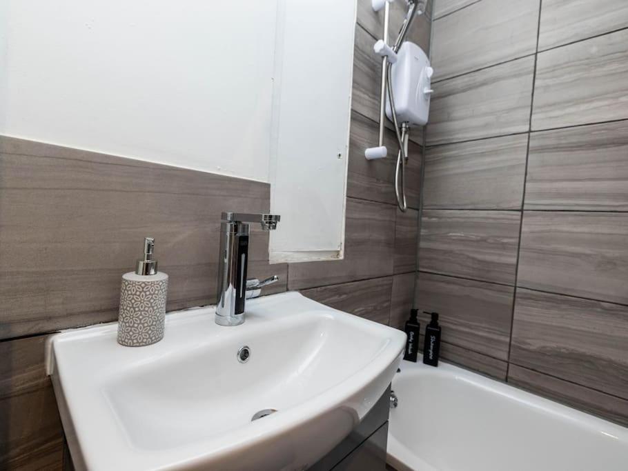 1 Bedroom-Sofabed-Worktable-4-Wifi-Parking London Bagian luar foto